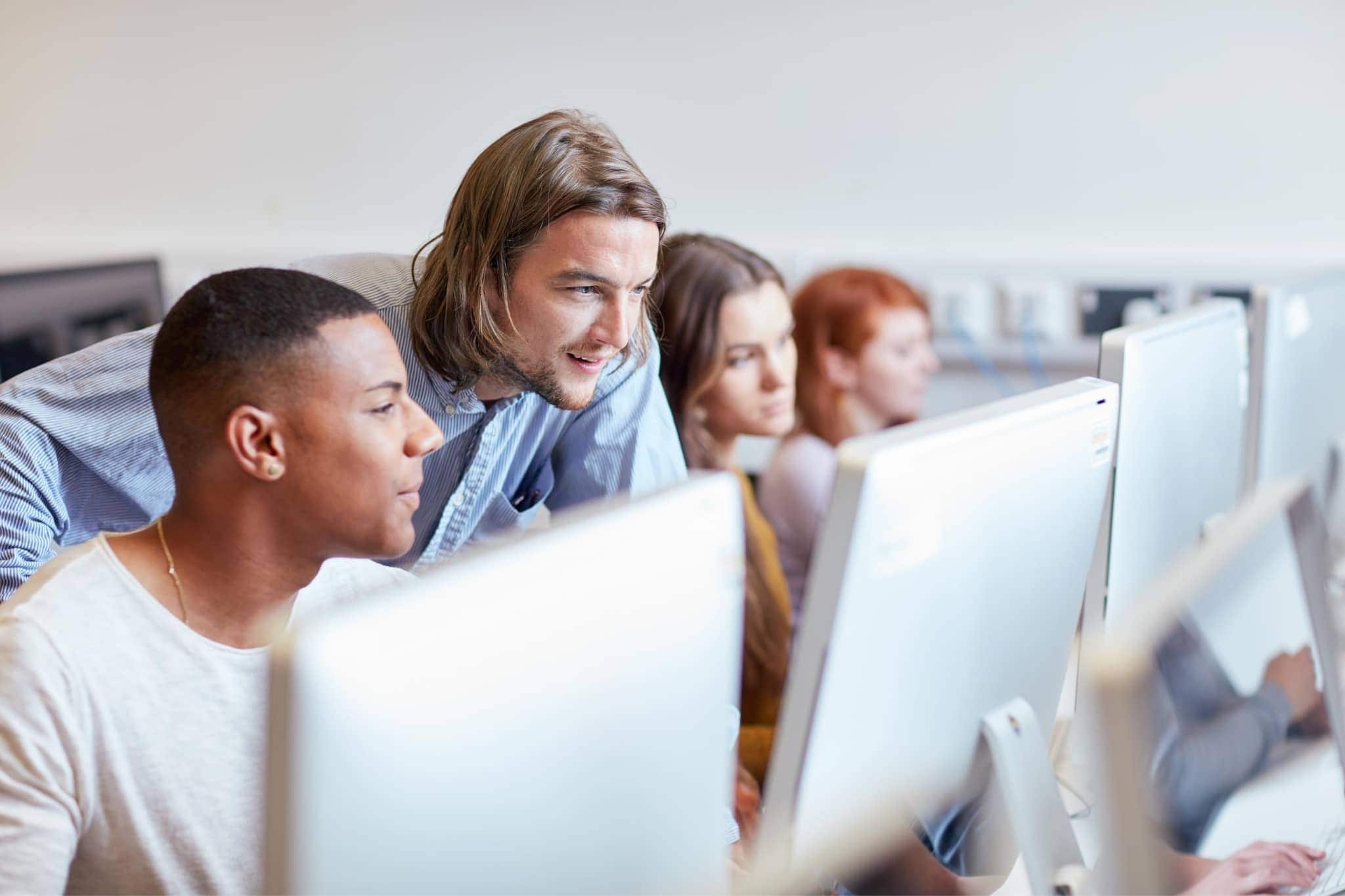 Un groupe de personnes travaillant devant un ordinateur - Pearson TalentLens