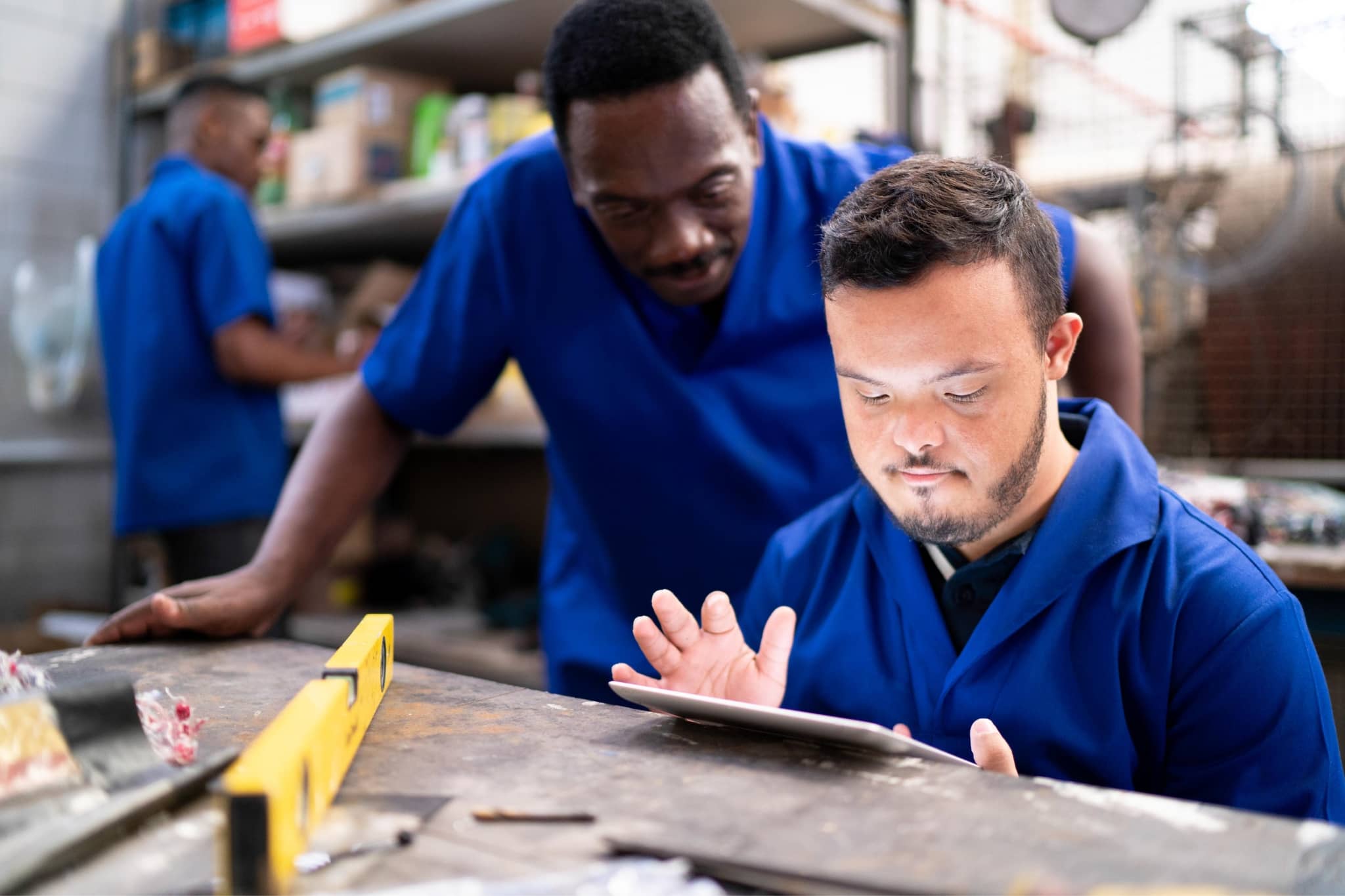 2 workers in a atelier - Pearson TalentLens