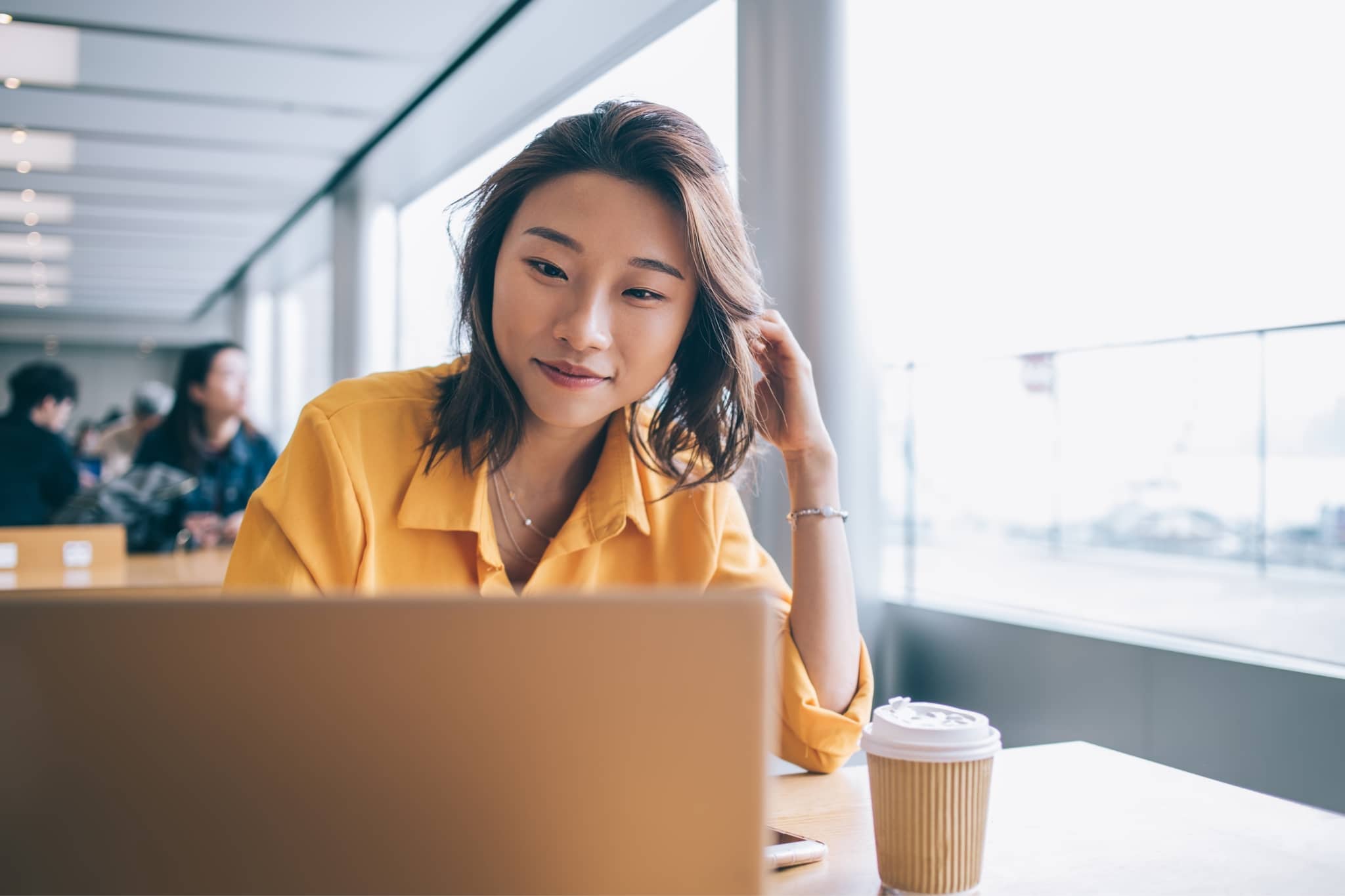 A female worker working on a computer - Pearson TalentLens