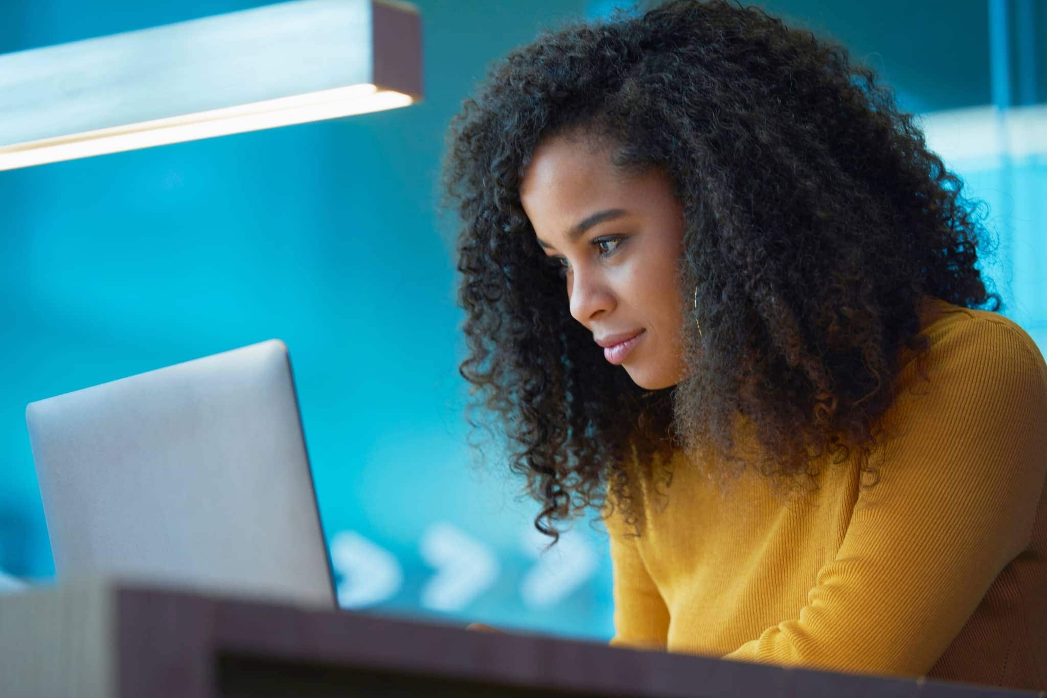 A female worker working on a computer - Pearson TalentLens