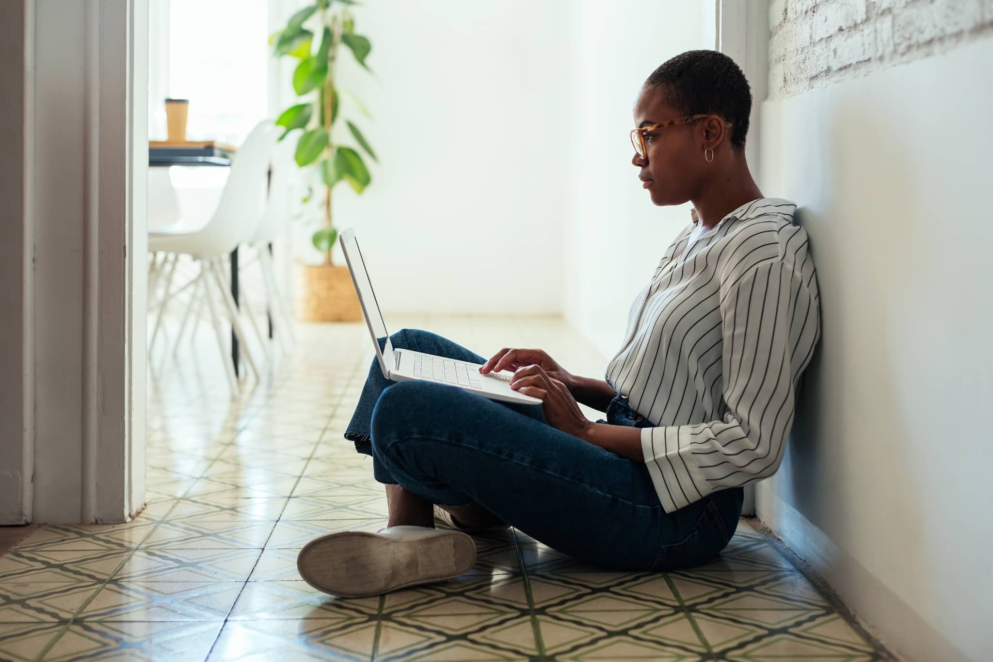 Une femme travaillant à son ordinateur - Pearson TalentLens