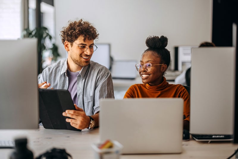 Dexu collègues discutant au travail - Pearson TalentLens