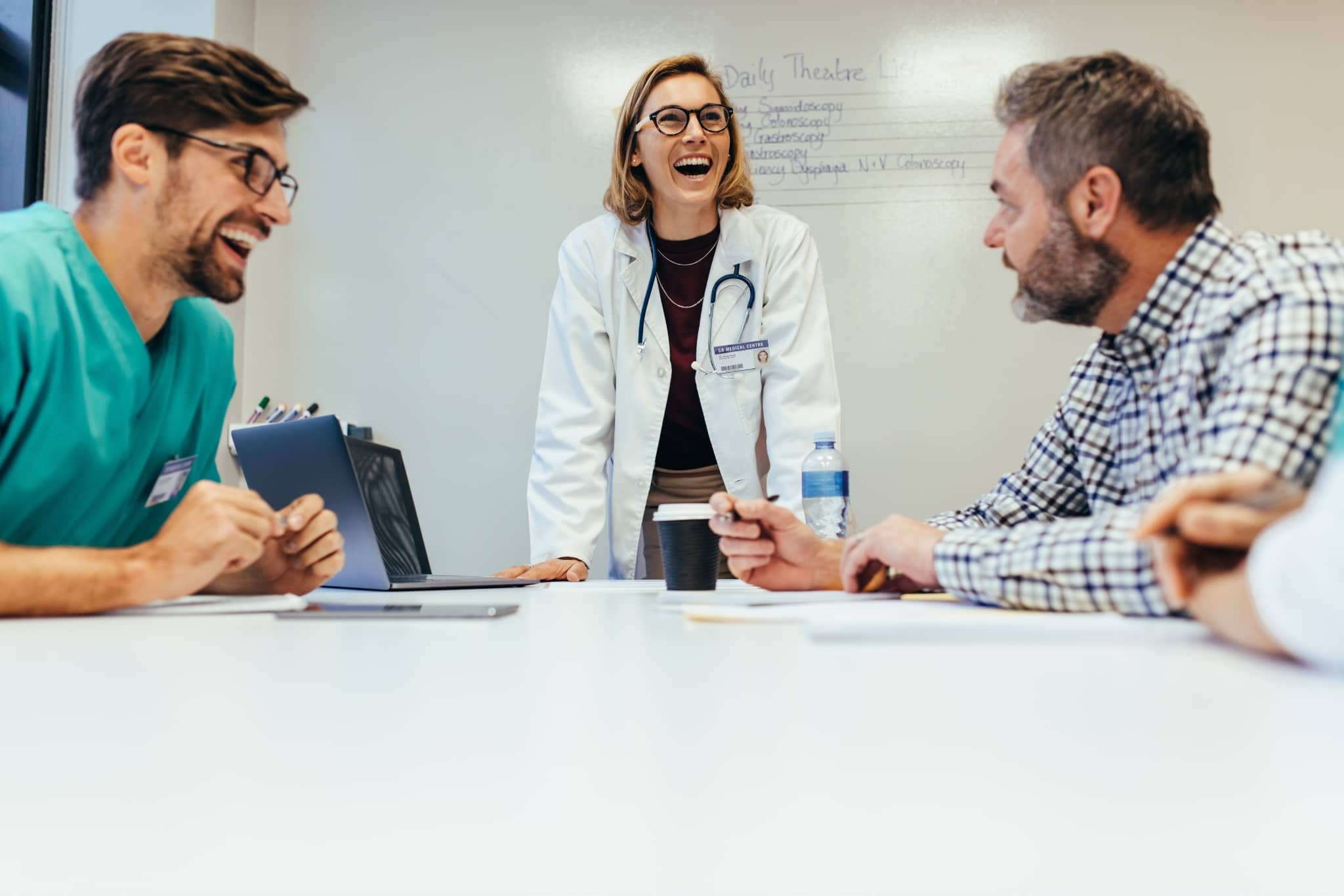 Un groupe de docteurs discutant à l'hôpital - Pearson TalentLens