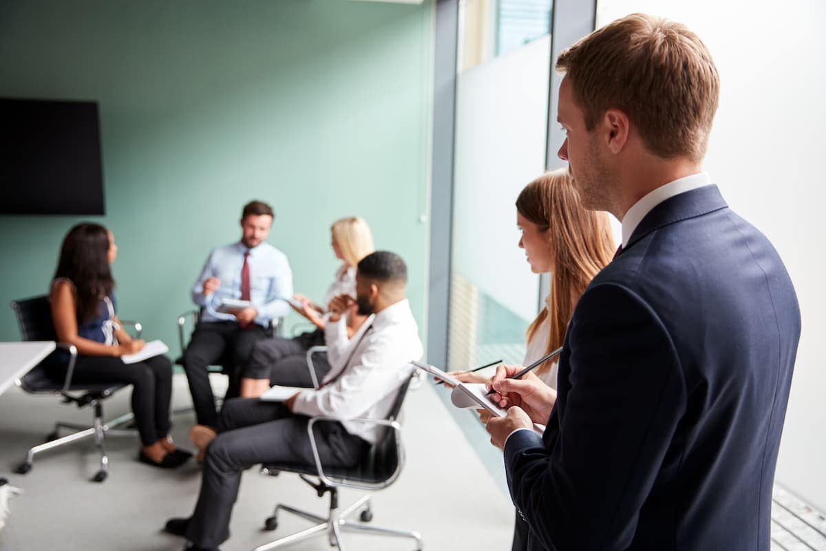 Un groupe de personnes travaillant et discutant - Pearson TalentLens