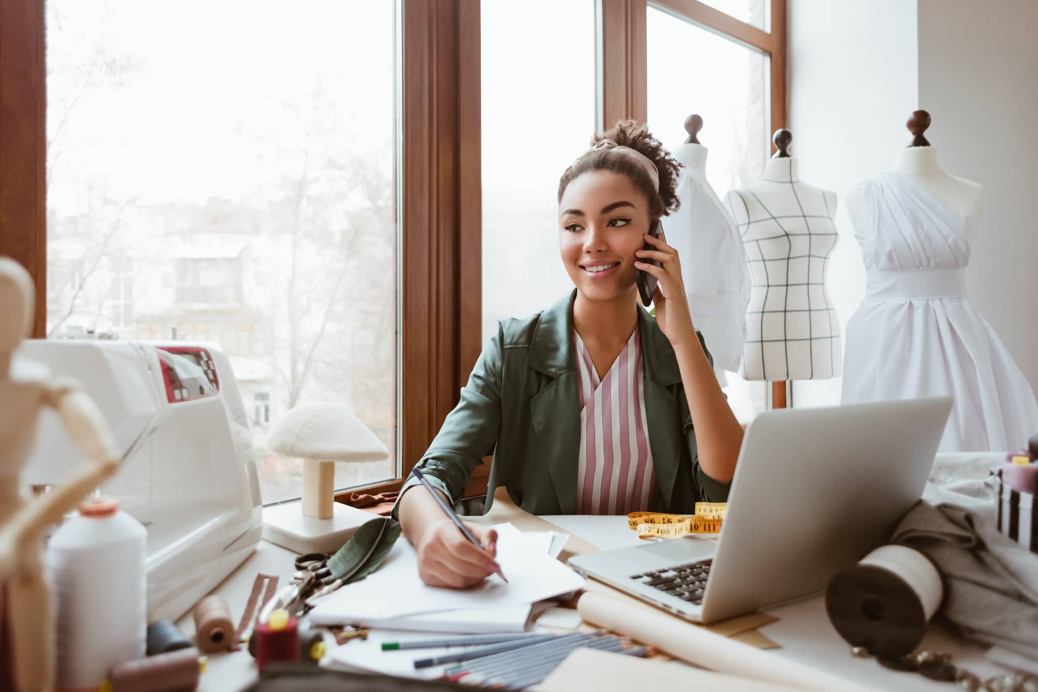 Une femme travaillant dans son atelier de couture - Pearson TalentLens