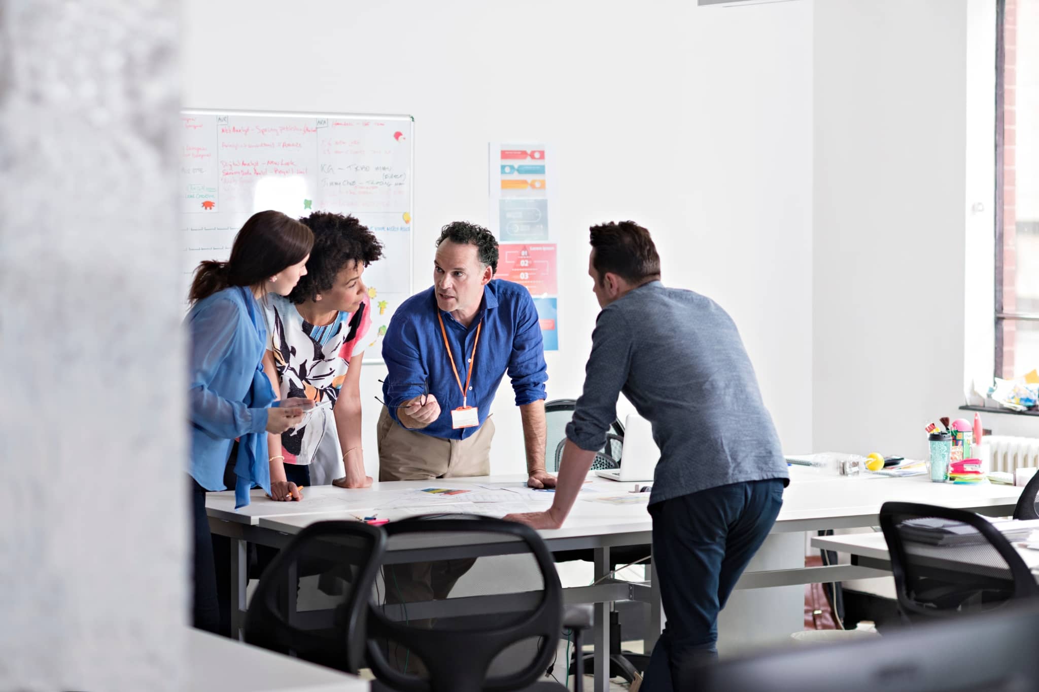 Un groupe de personnes travaillant et discutant - Pearson TalentLens