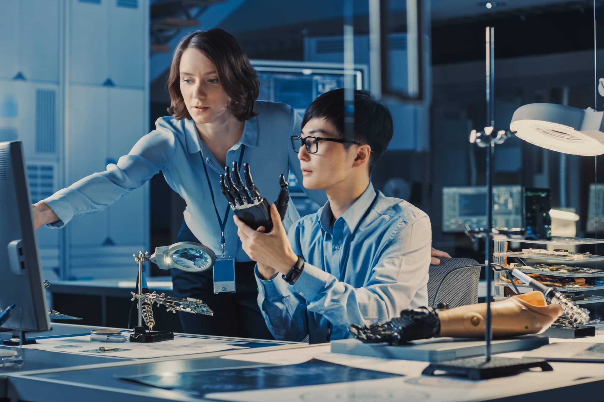 Dux personnes travaillant sur une main robotique - Pearson TalentLens