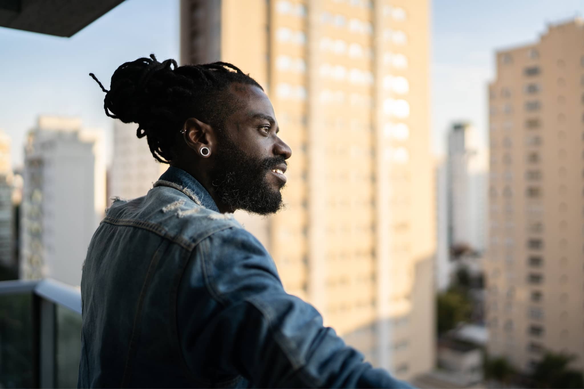 Un homme sur sa terrasse regardant au loin - Pearson TalentLens